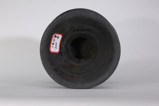 春秋时代高圈足罐状腹弦纹黑陶簋