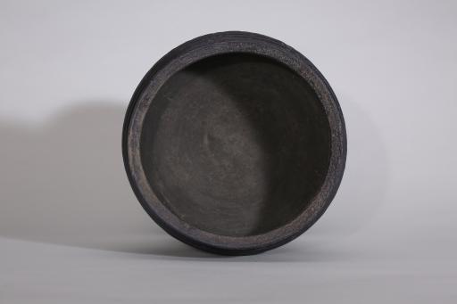 春秋时代高圈足罐状腹弦纹黑陶簋