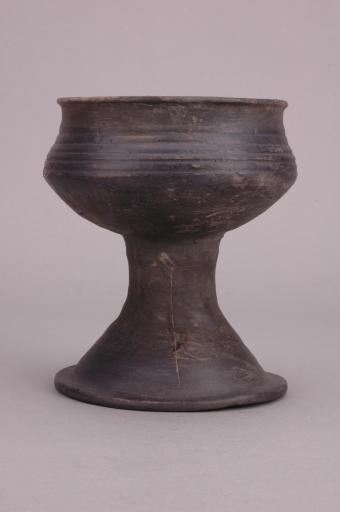 春秋时代高圈足罐状腹弦纹黑陶簋