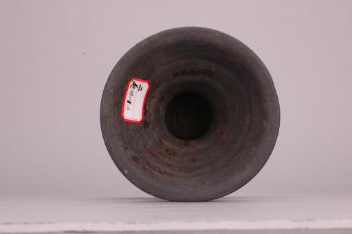 春秋时代高圈足罐状腹弦纹黑陶簋