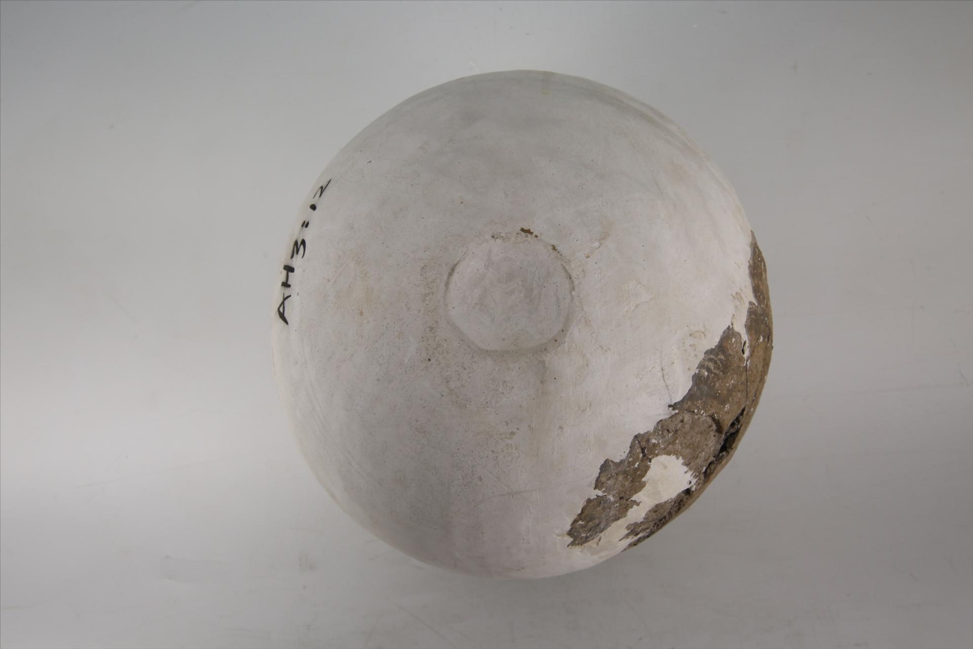 商矮颈球腹粗绳纹夹砂灰褐陶釜