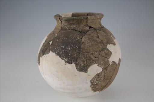 商矮颈球腹粗绳纹夹砂灰褐陶釜