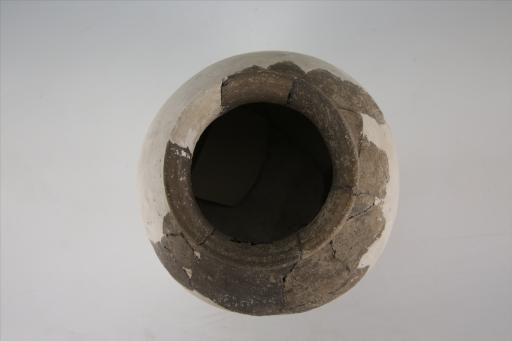 商矮颈球腹粗绳纹夹砂灰褐陶釜