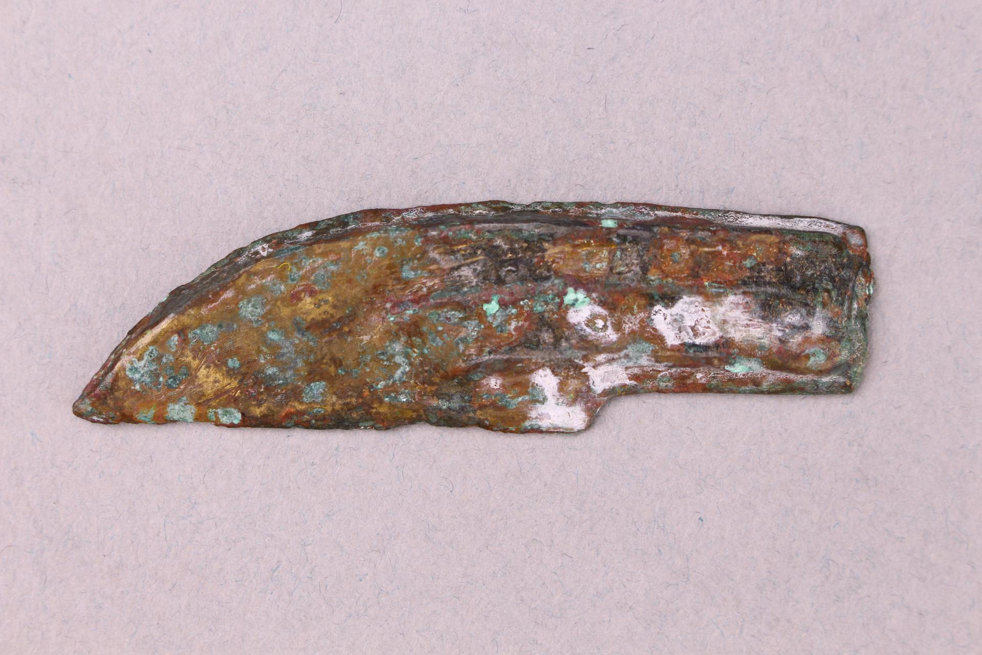 西汉扁首弧背铜刀