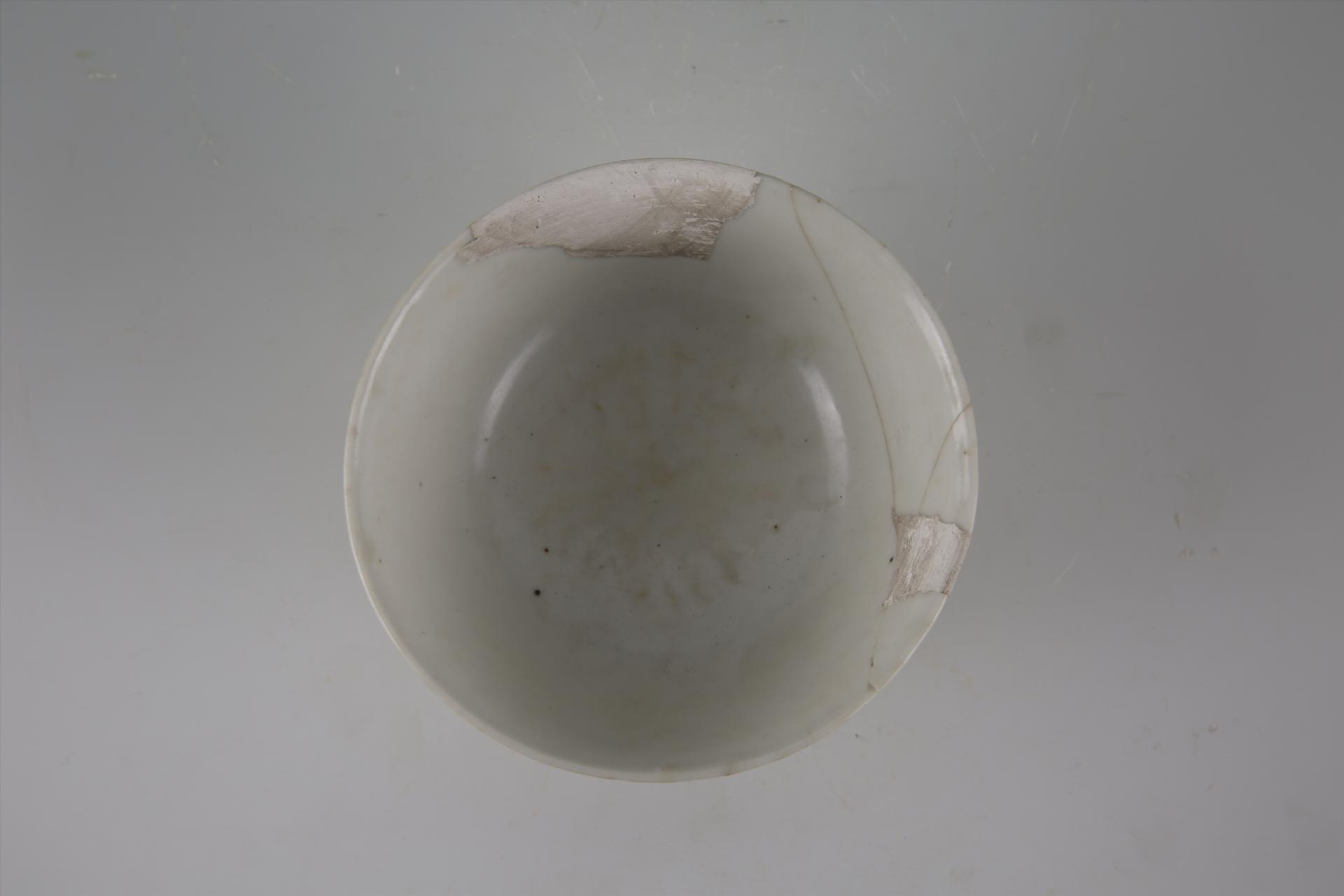 清侈口弧腹圈足白釉瓷碗