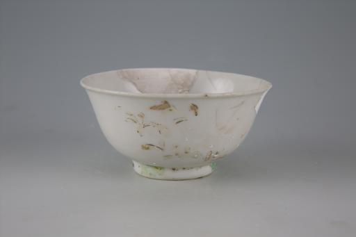 清侈口弧腹圈足白釉瓷碗