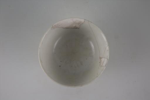 清侈口弧腹圈足白釉瓷碗