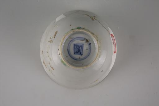 清侈口弧腹圈足白釉瓷碗