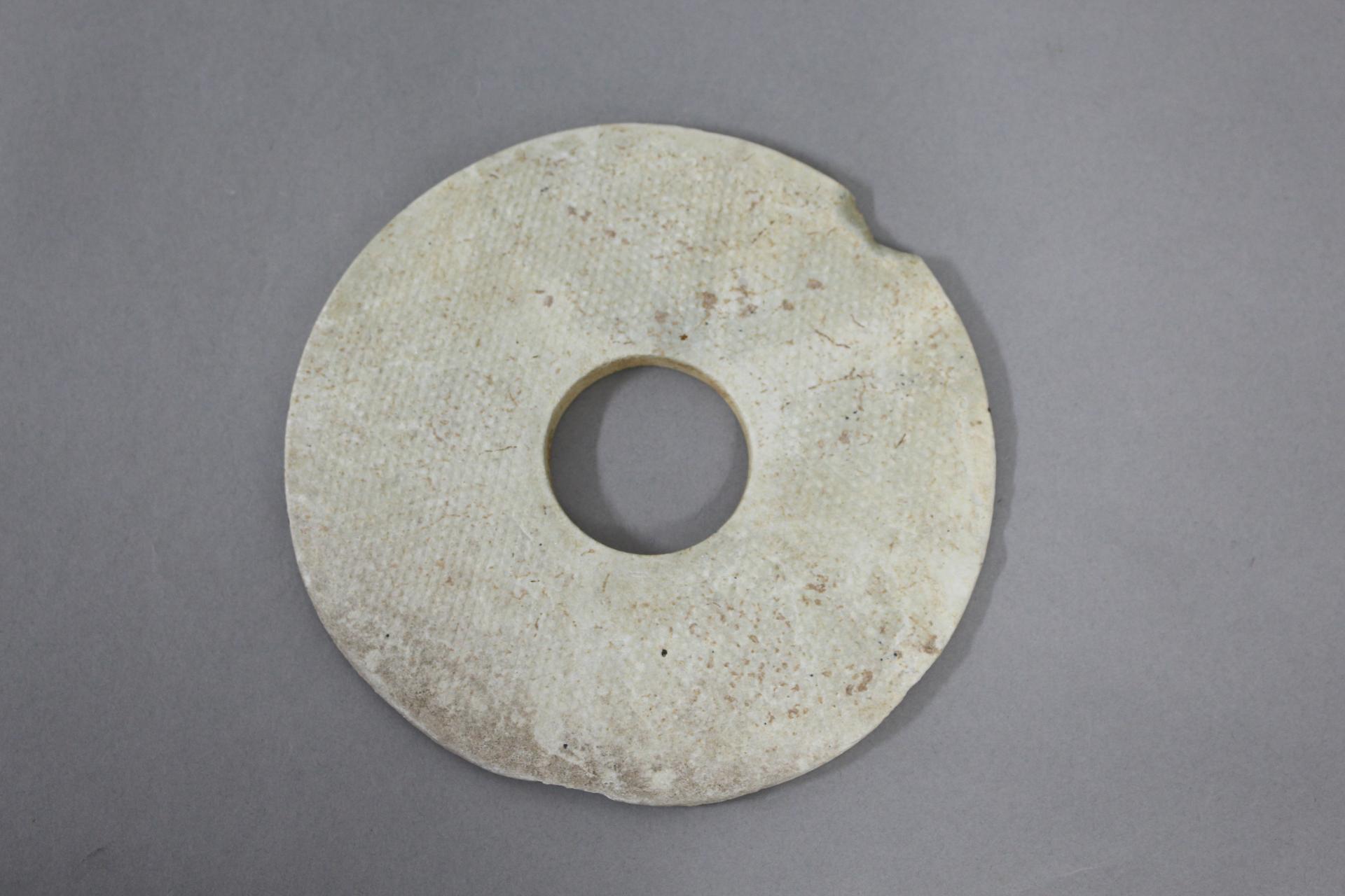 西汉涡纹乳白色玉璧