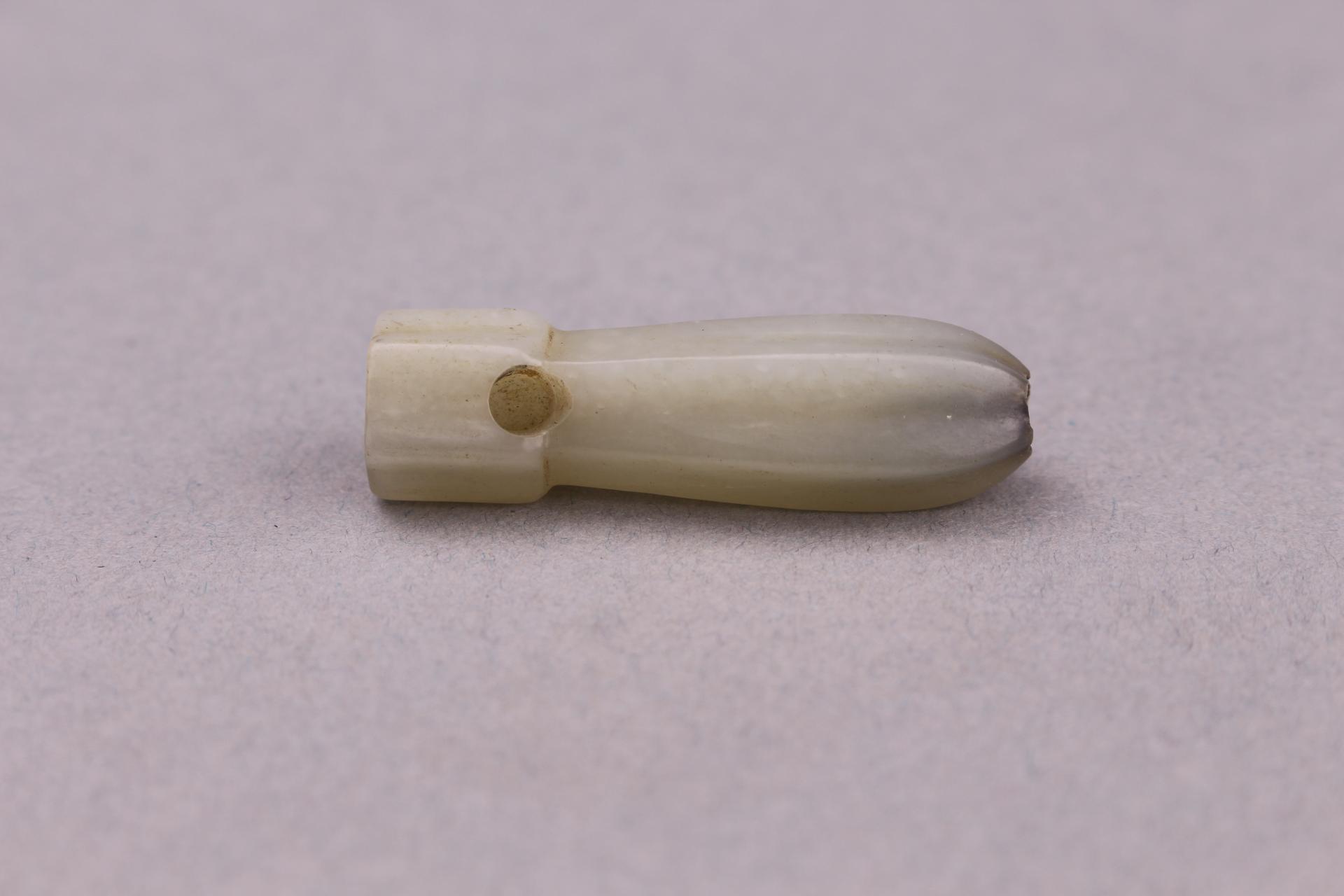 清兰花形青白色玉饰