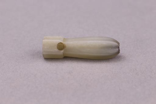 清兰花形青白色玉饰