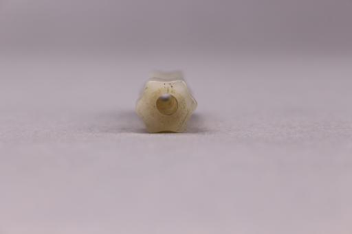 清兰花形青白色玉饰
