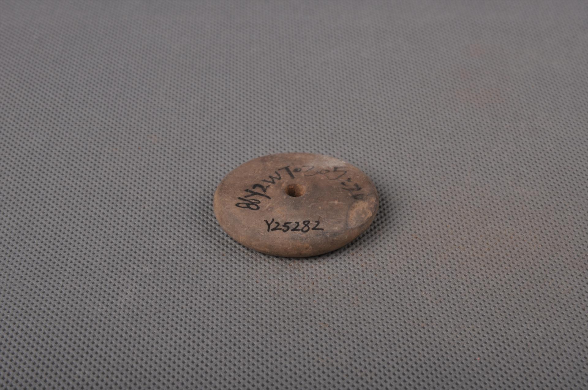 商圆饼形中穿夹细砂灰陶纺轮