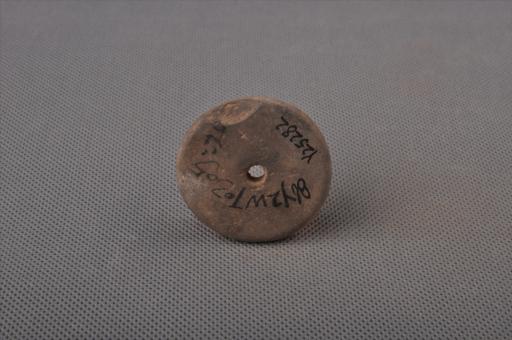 商圆饼形中穿夹细砂灰陶纺轮