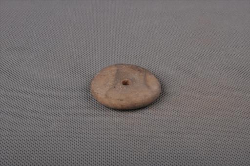 商圆饼形中穿夹细砂灰陶纺轮