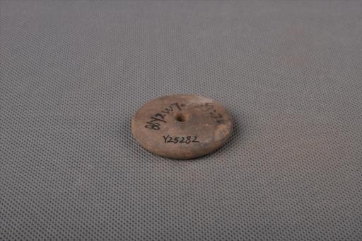 商圆饼形中穿夹细砂灰陶纺轮