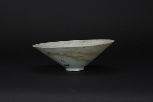 宋斗笠形刻花凤纹影青釉瓷碗