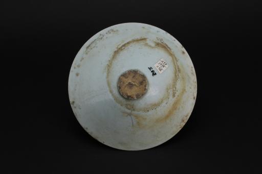 宋斗笠形刻花凤纹影青釉瓷碗