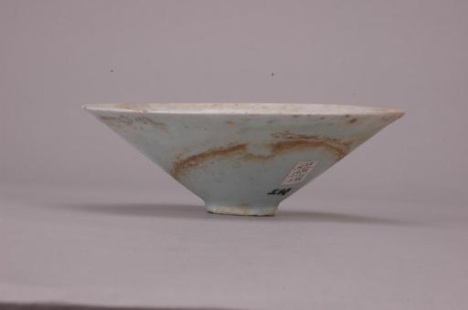 宋斗笠形刻花凤纹影青釉瓷碗