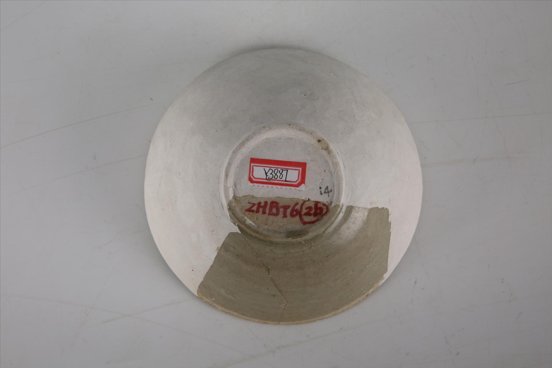 南朝敞口圆唇圈足开片青白釉瓷碗