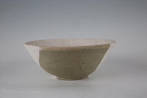 南朝敞口圆唇圈足开片青白釉瓷碗