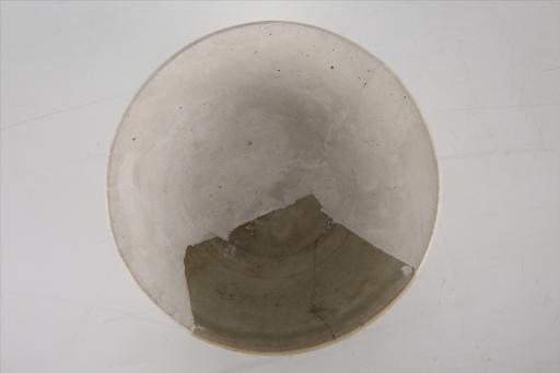 南朝敞口圆唇圈足开片青白釉瓷碗