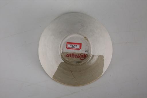 南朝敞口圆唇圈足开片青白釉瓷碗