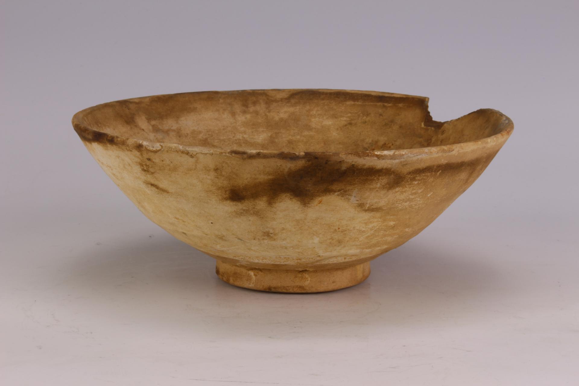 宋大口乳黄釉瓷碗