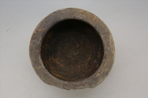东汉敛口宽平沿斜腹大平底泥质灰褐陶井