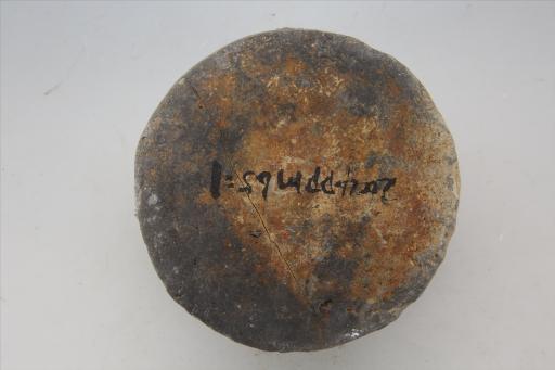 东汉敛口宽平沿斜腹大平底泥质灰褐陶井