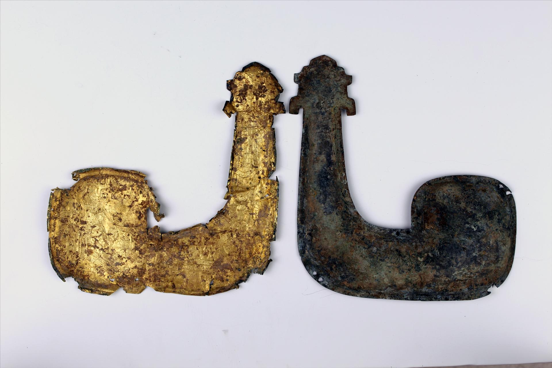 春秋时期龙首蝌蚪形包金箔铜饰片
