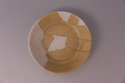 宋敞口浅斜腹开片乳黄釉瓷盘