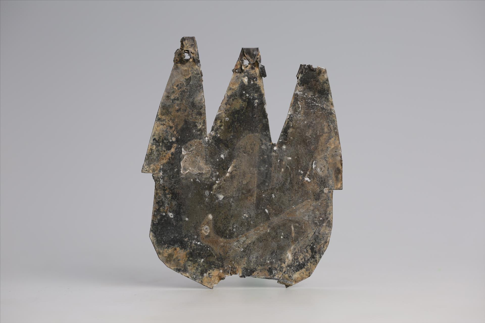 春秋时期圆顶三尾包锡箔锡饰片