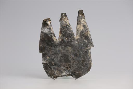 春秋时期圆顶三尾包锡箔锡饰片