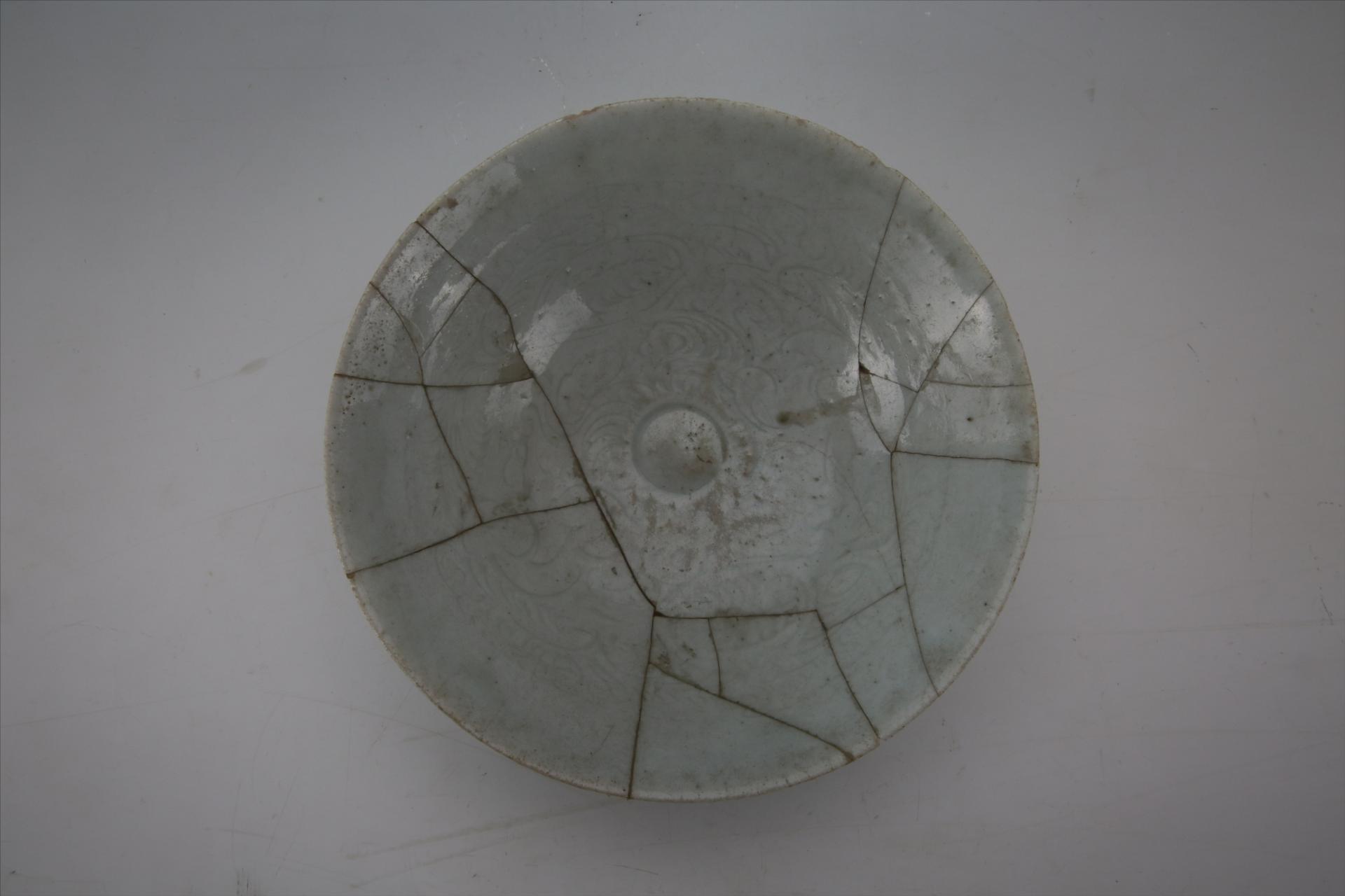 宋侈口弧腹圈足婴孩戏莲荷纹青白釉瓷碗