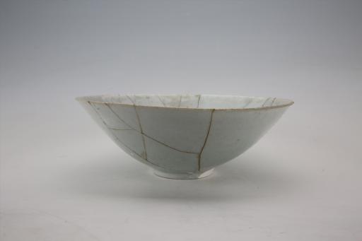 宋侈口弧腹圈足婴孩戏莲荷纹青白釉瓷碗