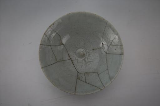 宋侈口弧腹圈足婴孩戏莲荷纹青白釉瓷碗