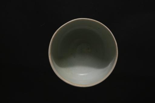 宋直口圈足刻花弦纹青釉瓷杯