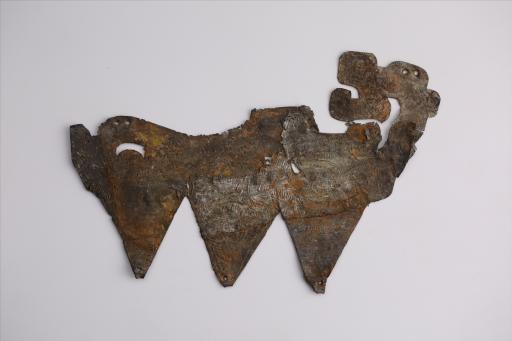 春秋时期几何形镂孔回首兽形三尾綯纹三角纹锡饰片