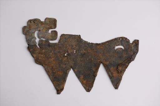 春秋时期几何形镂孔回首兽形三尾綯纹三角纹锡饰片