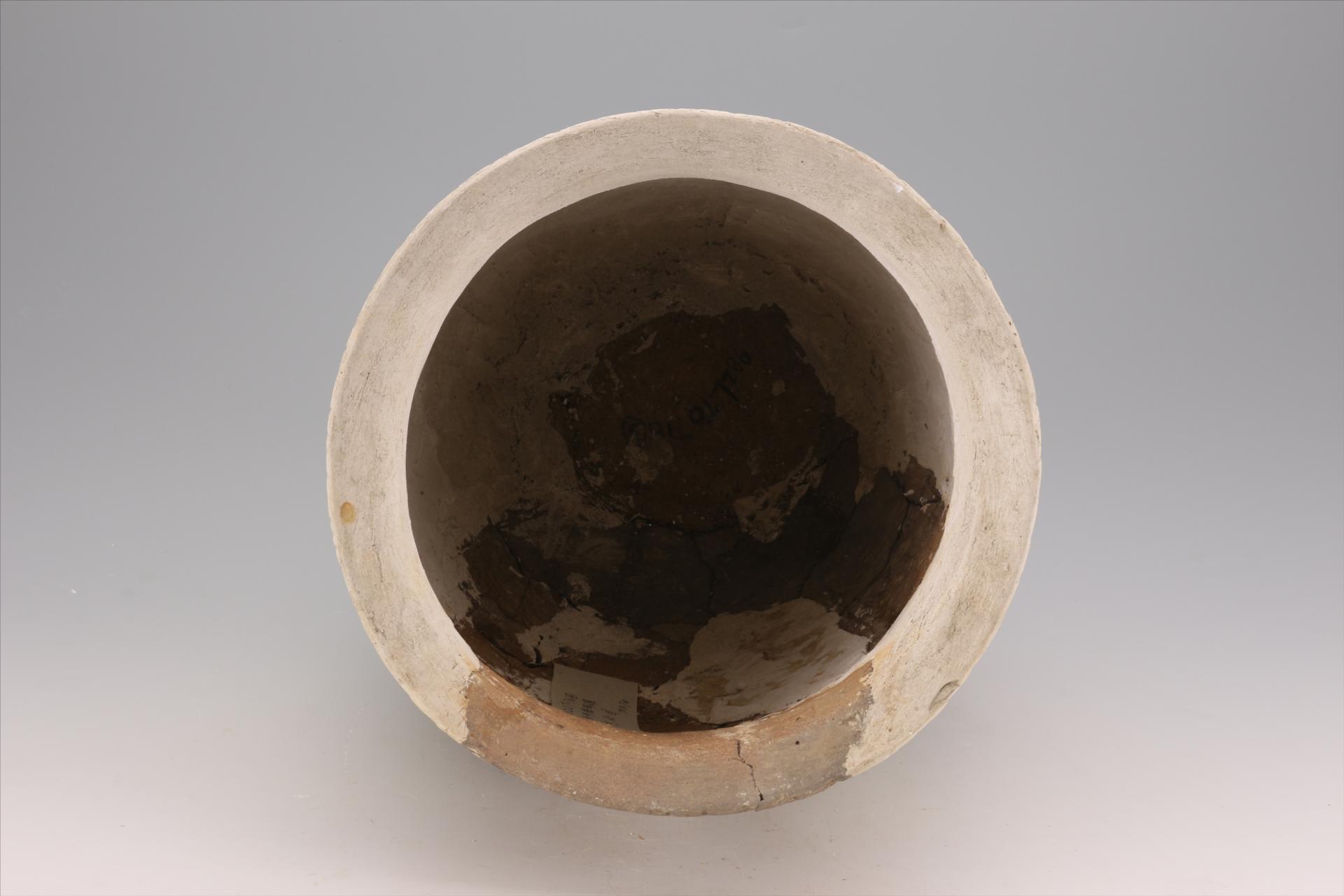 商折沿深腹平底夹细砂深褐陶罐