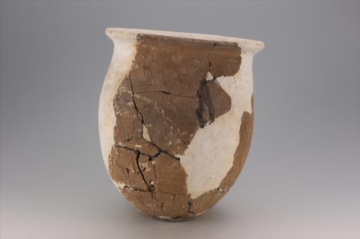 商折沿深腹平底夹细砂深褐陶罐