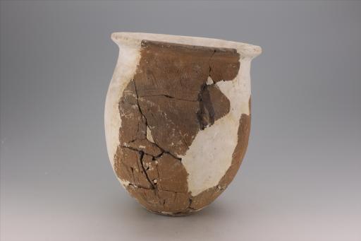 商折沿深腹平底夹细砂深褐陶罐