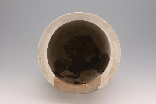 商折沿深腹平底夹细砂深褐陶罐