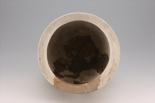 商折沿深腹平底夹细砂深褐陶罐