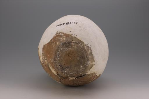 商折沿深腹平底夹细砂深褐陶罐