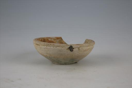 南朝侈口圆唇斜弧腹平底凹弦纹青釉陶碗