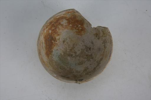 南朝侈口圆唇斜弧腹平底凹弦纹青釉陶碗