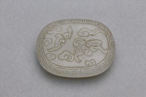 中华民国椭圆形双钮云纹灰色玉扣饰