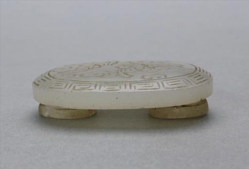中华民国椭圆形双钮云纹灰色玉扣饰